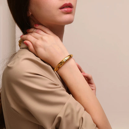 La.Muses – Moonlight Glow Cuff 18K