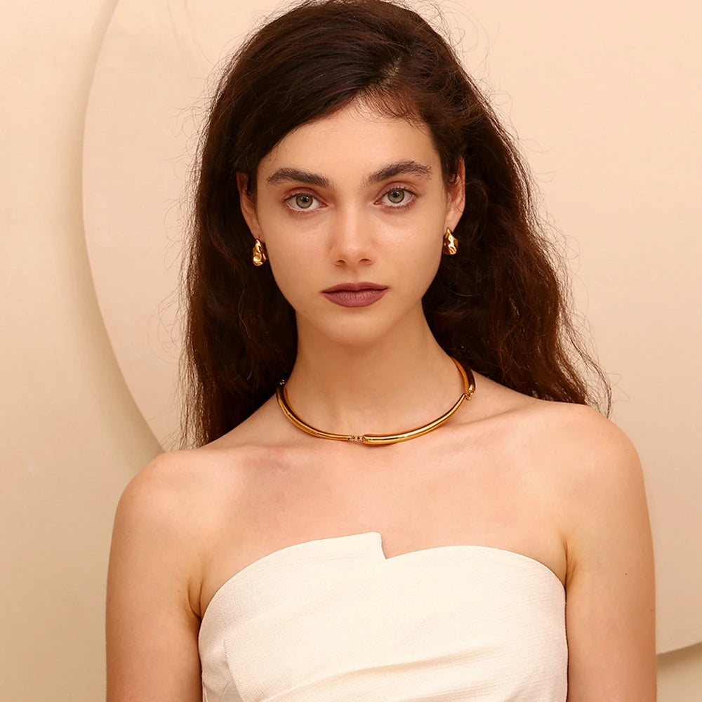 La.Muses – Hook Bold Earrings 18K