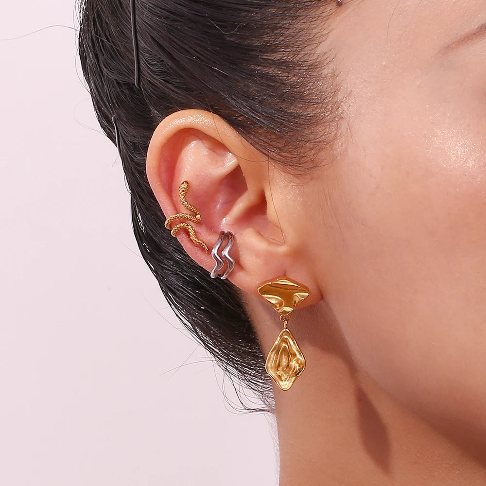 La.Muses – Mini Snake Mesh Ear Cuff 18K