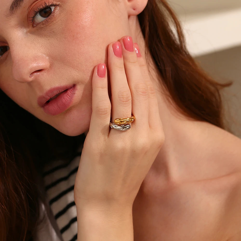 La.Muses – Irregular Hammer Ring 18K