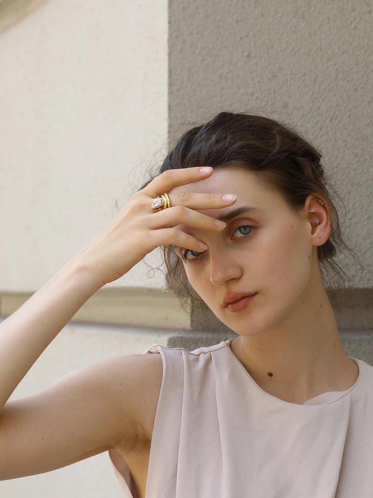 La.Muses – Golden Waves Zircon Ring 18K