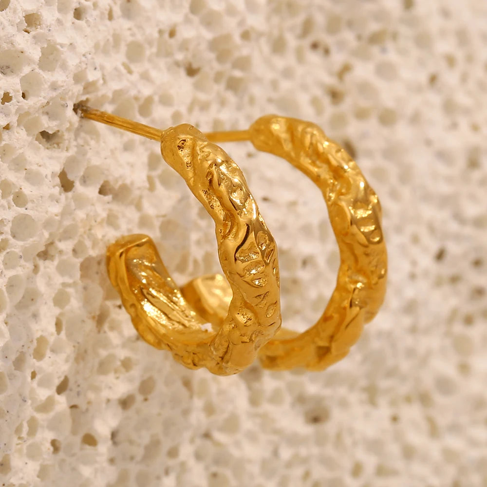 La.Muses – Sculptural C-Hoop 18K