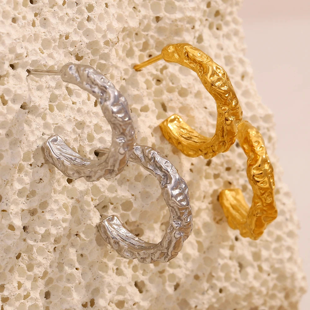 La.Muses – Sculptural C-Hoop 18K